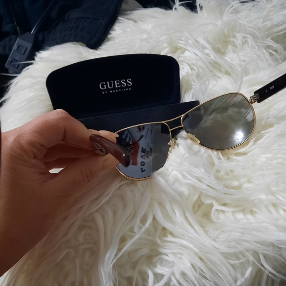 GUESS By Marciano Sunglasses - Picture 3 of 4